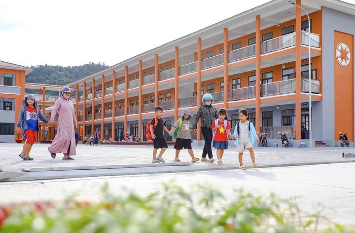 Phụ huynh đón trẻ tan học tại Trường Phổ thông dân tộc nội trú liên cấp Tiểu học và Trung học cơ sở xã Thanh Nưa. Ảnh: Xuân Tư - TTXVN