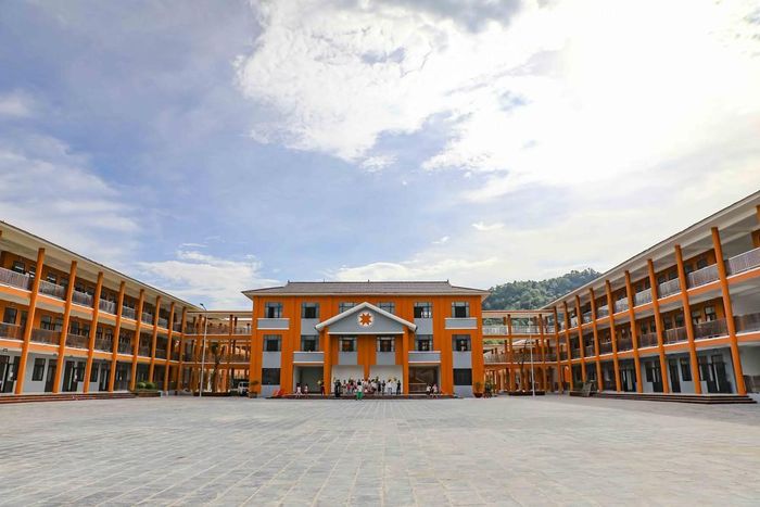 Khu sân trung tâm của Trường Phổ thông dân tộc nội trú liên cấp Tiểu học và Trung học cơ sở xã Thanh Nưa, nơi tổ chức các hoạt động tập thể cho học sinh. Ảnh: Xuân Tư TTXVN