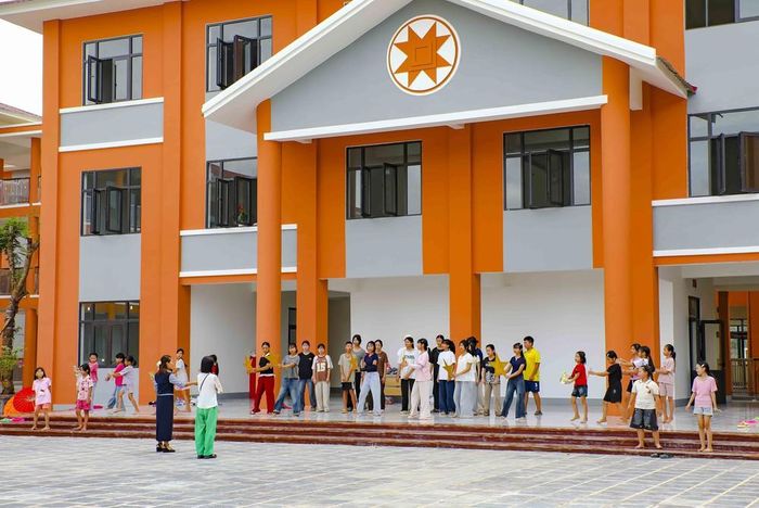 Giáo viên và học sinh Trường Phổ thông dân tộc nội trú liên cấp Tiểu học và Trung học cơ sở xã Thanh Nưa tham gia tập luyện văn nghệ, chuẩn bị cho lễ khai giảng năm học mới. Ảnh: Xuân Tư - TTXVN