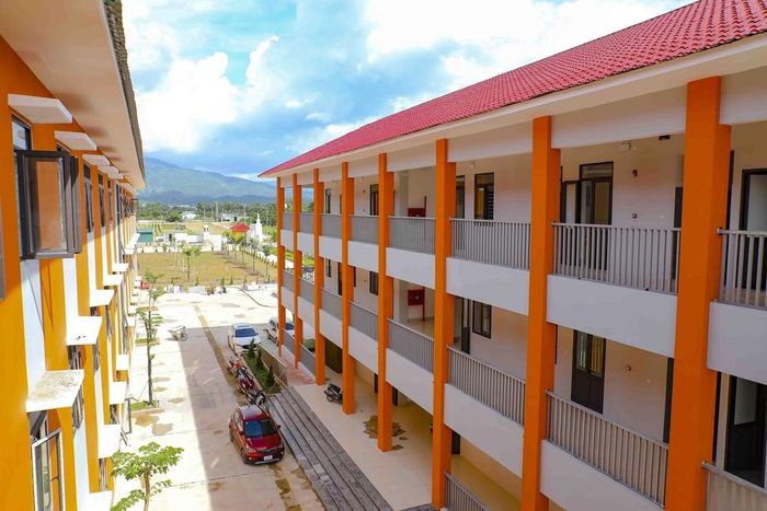 Những dãy nhà lớp học ba tầng khang trang, hiện đại tại Trường Phổ thông dân tộc nội trú liên cấp Tiểu học và Trung học cơ sở xã Thanh Yên. Ảnh: Xuân Tư TTXVN