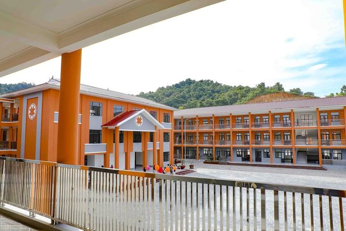 Từ hành lang các dãy nhà có thể quan sát toàn bộ sân trung tâm của Trường Phổ thông dân tộc nội trú liên cấp Tiểu học và Trung học cơ sở xã Thanh Nưa. Ảnh: Xuân Tư TTXVN