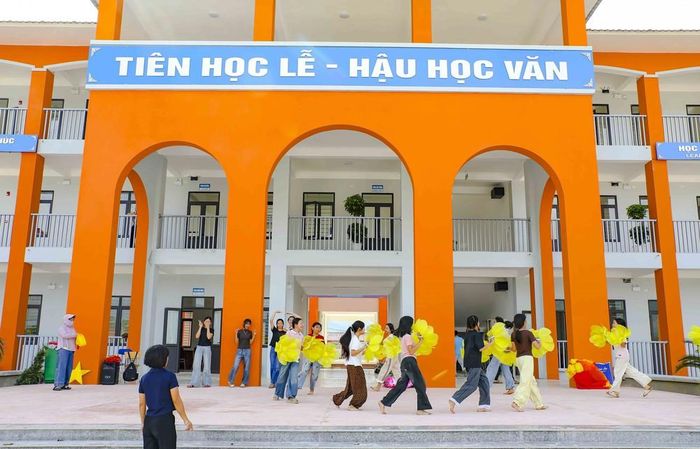 Học sinh Trường Phổ thông dân tộc nội trú liên cấp Tiểu học và Trung học cơ sở xã Thanh Yên tập văn nghệ chuẩn bị cho Lễ khai giảng năm học mới. Ảnh: Xuân Tư - TTXVN