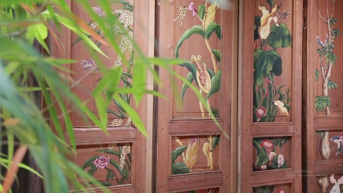 "Xóm Đoài" là không gian trưng bày sắp đặt các công trình kiến trúc truyền thống xứ Đoài, với các kết cấu gỗ cổ giàu bản sắc được các nghệ nhân sưu tập, phục dựng trong suốt 16 năm qua, để tạo nên một "bảo tàng sống" của ký ức và di sản không gian làng quê vùng đồng bằng và trung du Bắc Bộ.