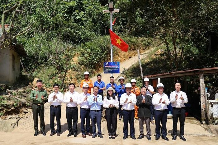 EVNCPC trao công trình đèn chiếu sáng năng lượng mặt trời tại các tuyến đường dân sinh của xã Trà Vân, TP. Đà Nẵng.
