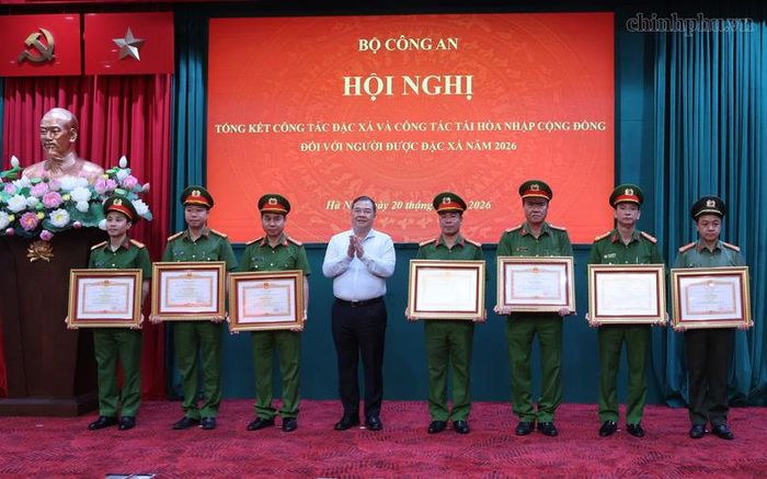 Phó Thủ tướng Thường trực trao tặng Bằng khen của Thủ tướng Chính phủ cho các tập thể, cá nhân có thành tích xuất sắc, đột xuất trong công tác đặc xá 2026 - Ảnh: chinhphu.vn/Phương Nguyên