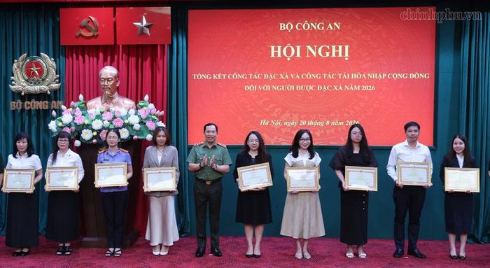 Thượng tướng Lê Văn Tuyến, Thứ trưởng Bộ Công an trao tặng Bằng khen của Bộ trưởng Bộ Công an cho các cá nhân có thành tích đặc biệt xuất sắc trong thực hiện công tác đặc xá năm 2026 - Ảnh: chinhphu.vn/Phương Nguyên
