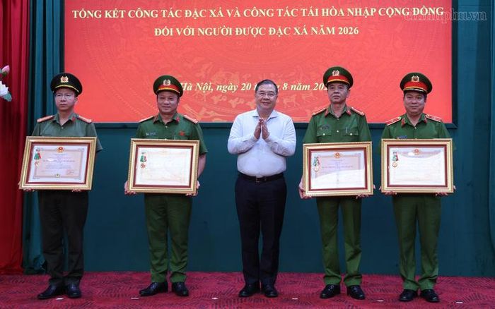 Phó Thủ tướng Thường trực trao tặng Huân chương Bảo vệ Tổ quốc cho các tập thể, cá nhân có thành tích đặc biệt xuất sắc, đột xuất trong công tác đặc xá 2026 - Ảnh: chinhphu.vn/Phương Nguyên