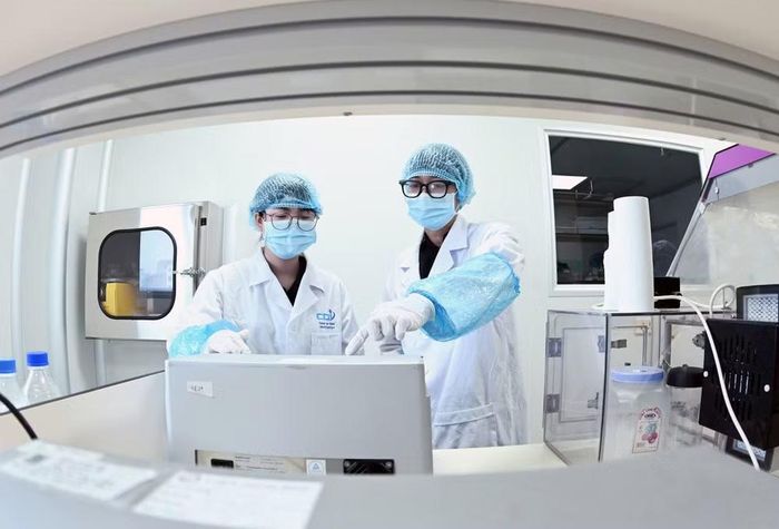 Kỹ thuật viên Trung tâm Giám định ADN (Viện Sinh học, Viện Hàn lâm Khoa học và Công nghệ Việt Nam) thực hiện giám định mẫu hài cốt liệt sĩ. (Ảnh: TRẦN HẢI)