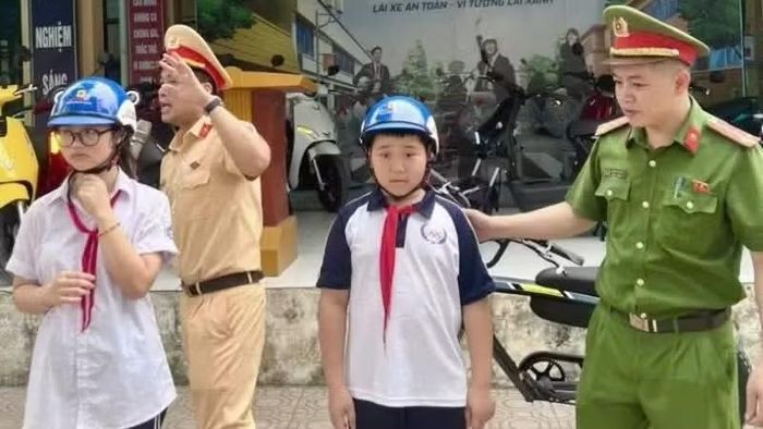 Học sinh được phổ biến kiến thức pháp luật, kỹ năng tham gia giao thông an toàn. (Ảnh: BÁO NHÂN DÂN)