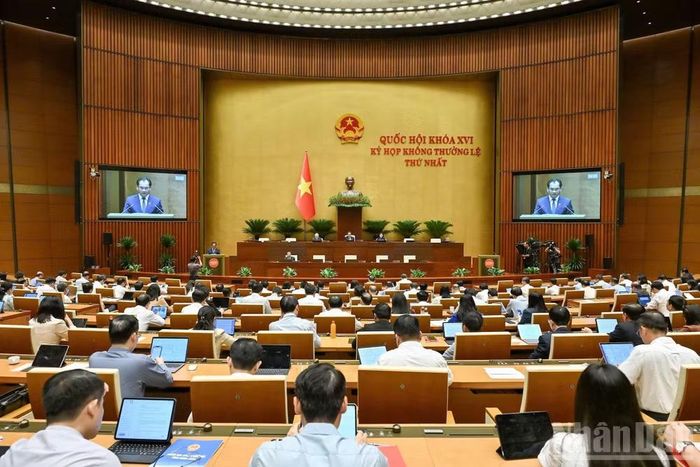 Quang cảnh phiên họp của Quốc hội tại Hội trường Diên Hồng ngày 19/8. (Ảnh: THỦY NGUYÊN)