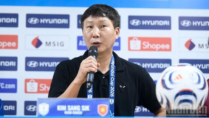 Huấn luyện viên Kim Sang Sik chia sẻ tại buổi họp báo. (Ảnh: TRẦN HẢI)