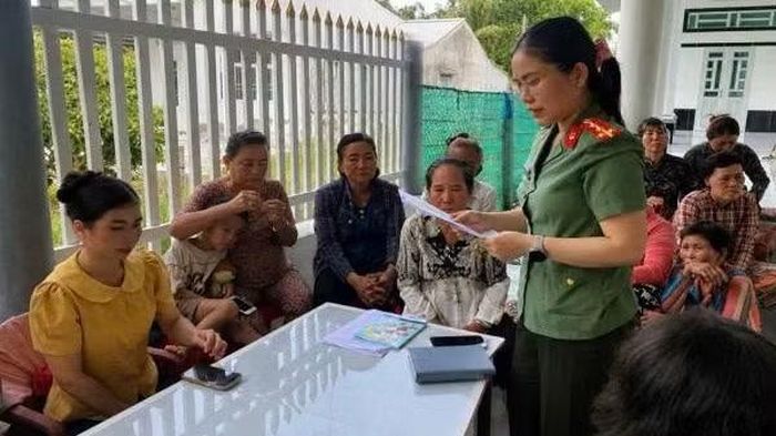 Chi hội Phụ nữ Công an phường Láng Tròn, tỉnh Cà Mau, tuyên truyền, nâng cao nhận thức cộng đồng về tác hại của bạo lực gia đình, bạo hành trẻ em. (Ảnh: THÚY QUỲNH)