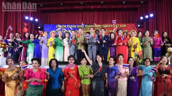Các đại biểu cùng thể hiện ca khúc "Như có Bác trong ngày đại thắng". (Ảnh: MINH THẮNG)