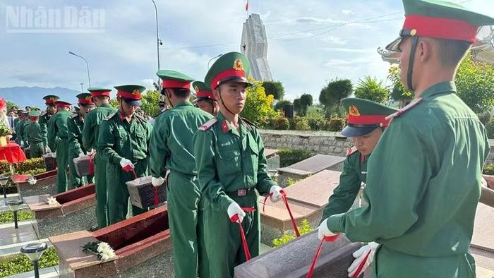 Nghi thức hạ huyệt các Anh hùng Liệt sĩ trở về trong vòng tay của Tổ quốc, nhân dân và thân nhân.