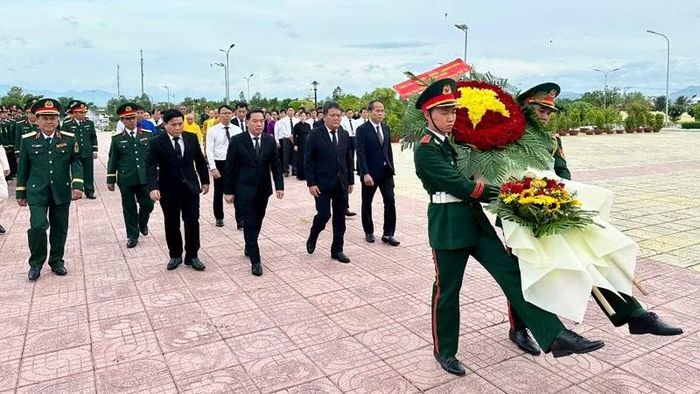 Thực hiện nghi thức viếng các Anh hùng Liệt sĩ.