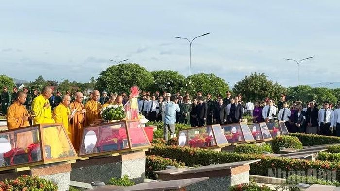 Nghi lễ an táng các Anh hùng Liệt sĩ.