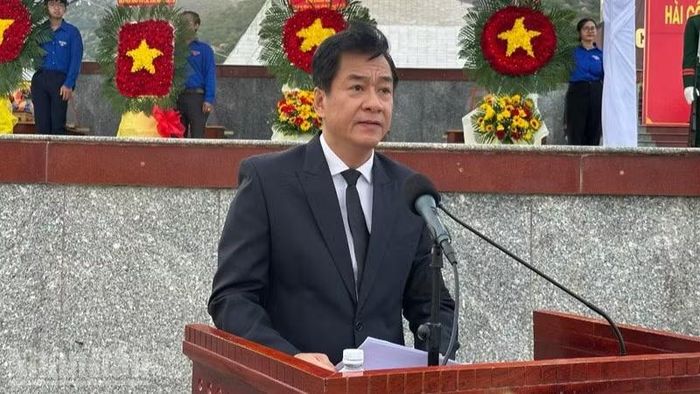Đồng chí Nguyễn Long Biên, Phó Chủ tịch Ủy ban nhân dân tỉnh; Phó trưởng Ban Chỉ đạo 515 tỉnh Khánh Hòa đọc điếu văn truy điệu các Anh hùng Liệt sĩ.