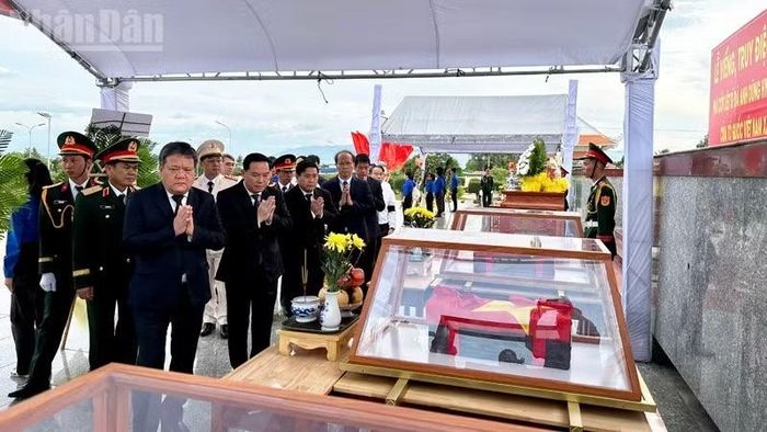 Các đồng chí lãnh đạo tỉnh Khánh Hòa viếng các Anh hùng liệt sĩ.