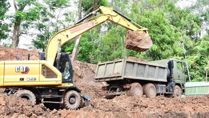 Xử lý khối lượng đất lớn phục vụ công tác tìm kiếm, quy tập liệt sĩ tại Công viên Lê Thị Riêng. (Ảnh: Bộ Tư lệnh Thành phố Hồ Chí Minh)