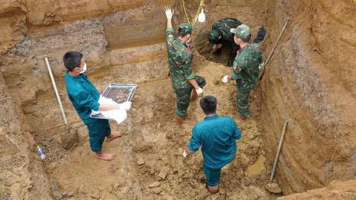 Công tác quy tập tại khu mộ tập thể ở ấp Lạc An 3, xã Thường Tân. (Ảnh: Bộ Tư lệnh Thành phố Hồ Chí Minh)
