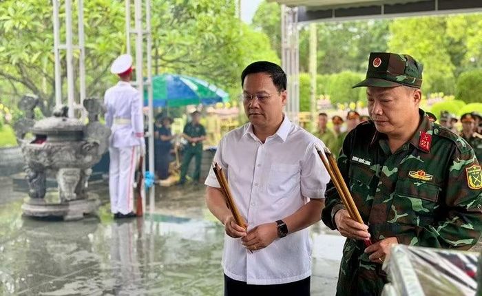 Đồng chí Nguyễn Tiến Đạt, Phó trưởng Ban tổ chức Tỉnh ủy, Giám đốc Sở Nội vụ tỉnh Điện Biên cùng Đại tá Dương Quốc Long, Phó Chính ủy Bộ Chỉ huy Quân sự tỉnh Điện Biên dâng hương viếng các Anh hùng liệt sĩ tại Nghĩa trang Liệt sĩ Độc Lập. (Ảnh: LÊ LAN)