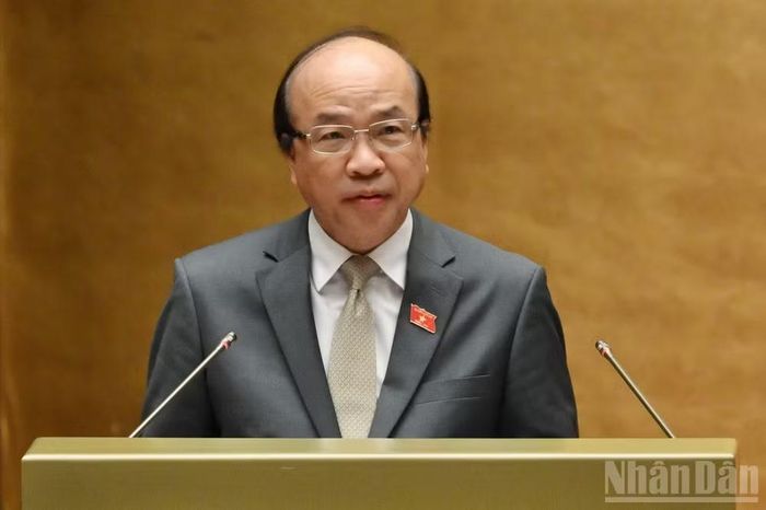 Chủ nhiệm Ủy ban Pháp luật và Tư pháp Phan Chí Hiếu trình bày báo cáo thẩm tra. (Ảnh: THỦY NGUYÊN)