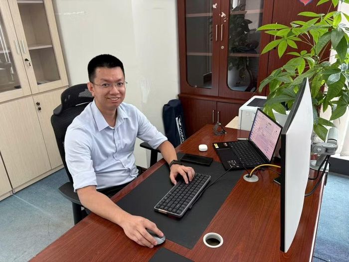 Ông Đỗ Kế Công, Giám đốc Trung tâm Sản phẩm khách hàng Tổ chức Doanh nghiệp, Tập đoàn VNPT hướng dẫn làm hợp đồng nhân sự điện tử. (Ảnh: ÁNH HỒNG)