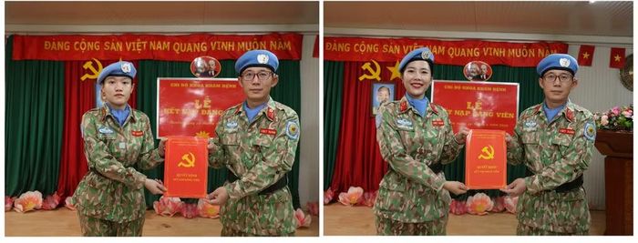 Thiếu tá Nguyễn Đức Trọng, Bí thư Chi bộ, Chủ nhiệm Khoa Khám bệnh trao quyết định kết nạp Đảng cho đồng chí Trương Mai Hoa và đồng chí Đặng Thị Thanh Phượng. (Ảnh: TIẾN PHÚC)