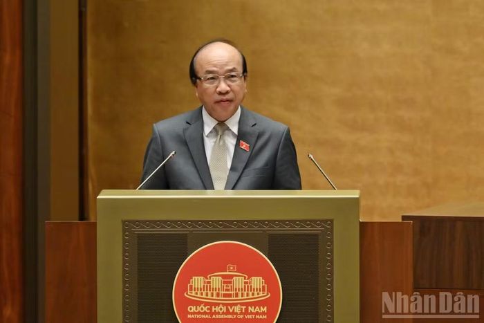 Chủ nhiệm Ủy ban Pháp luật và Tư pháp Phan Chí Hiếu trình bày báo cáo thẩm tra. (Ảnh: THỦY NGUYÊN)