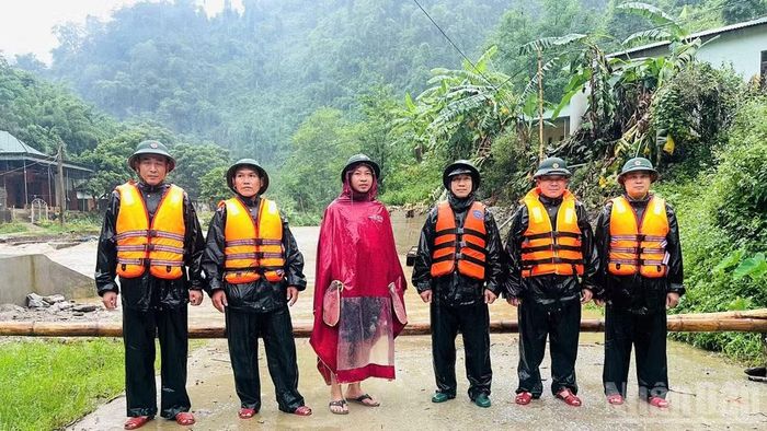 Tại các điểm ngập sâu, lực lượng chức năng đã lập chốt kiểm soát tạm thời, tuyên truyền, nhắc nhở người dân và phương tiện không qua lại khu vực bị ngập nhằm bảo đảm an toàn. (Ảnh: LÊ THẠCH)