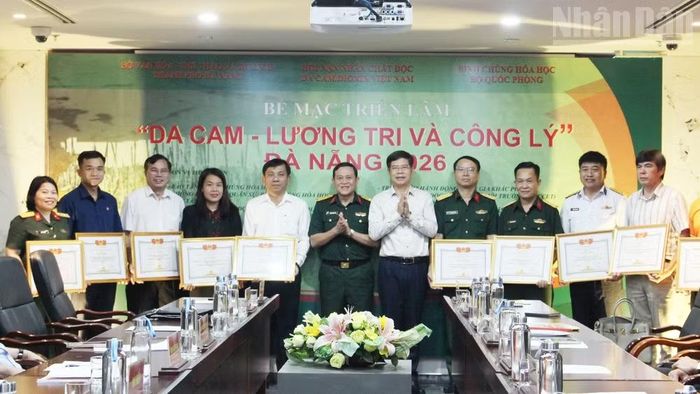 Ban tổ chức khen thưởng, ghi nhận sự đóng góp tích cực của 12 tập thể, 20 cá nhân. (Ảnh: THANH TÂM)