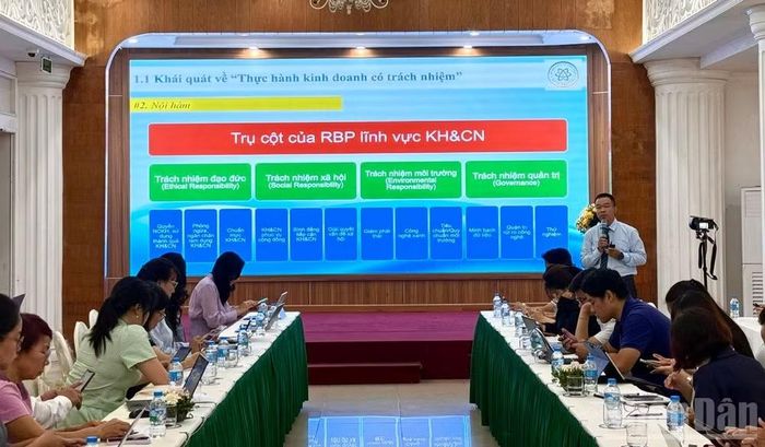 Tiến sĩ Nguyễn Tiến Đạt, giảng viên Khoa Luật Kinh tế, Học viện Chính sách và Phát triển (Bộ Tài chính) cập nhật chính sách, pháp luật và thực tiễn thực hành kinh doanh có trách nhiệm trong lĩnh vực khoa học và công nghệ. (Ảnh: ĐỖ THOA)