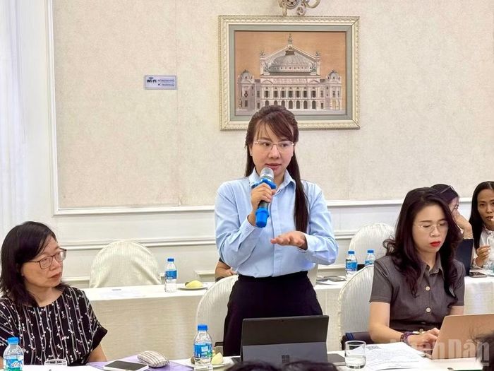 Bà Phạm Ngọc Trâm, Phó Tổng Giám đốc Tổng công ty Chăn nuôi Việt Nam trao đổi, chia sẻ kinh nghiệm, giải đáp một số câu hỏi của doanh nghiệp, hiệp hội.