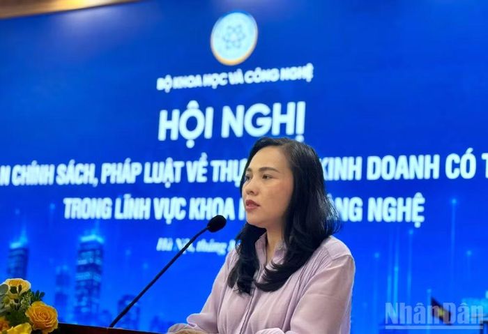Bà Nguyễn Thị Thu Trang, Phó Vụ trưởng Vụ Pháp chế, Bộ Khoa học và Công nghệ phát biểu khai mạc. (Ảnh: ĐỖ THOA)