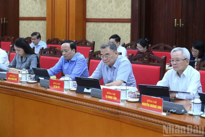Các đại biểu tham dự cuộc làm việc.