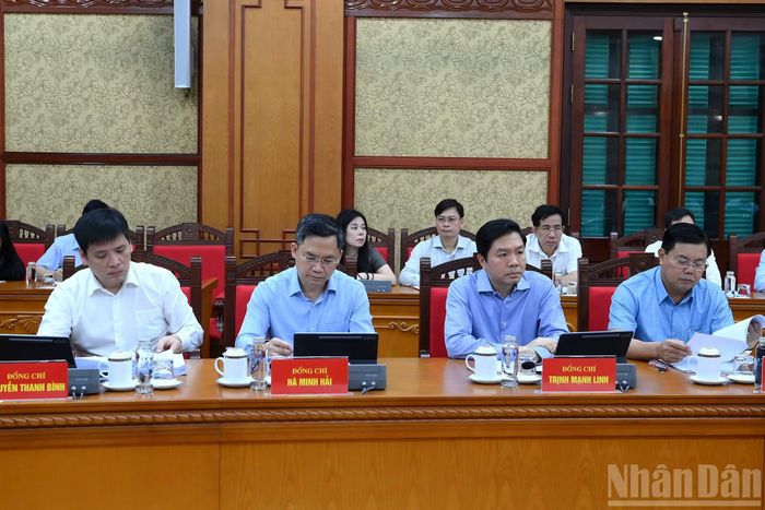 Các đại biểu tham dự cuộc làm việc.