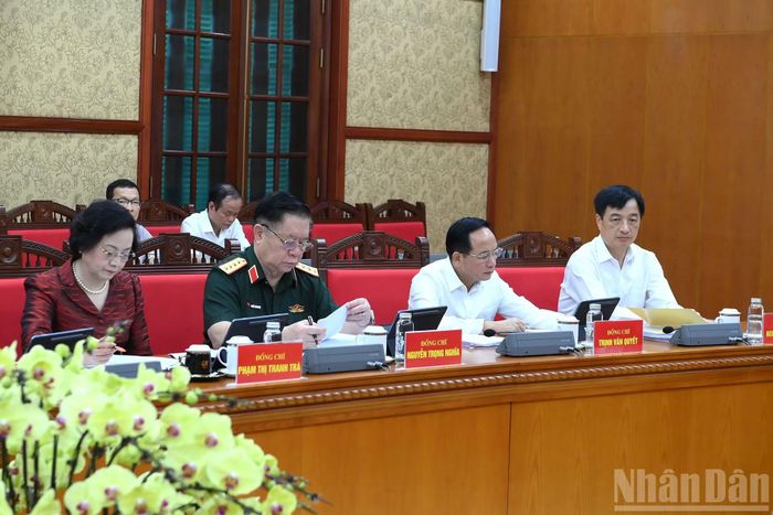 Các đồng chí lãnh đạo Đảng, Nhà nước và các đại biểu tham dự cuộc làm việc.