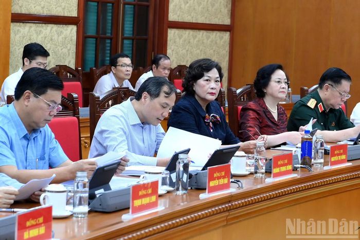 Các đồng chí lãnh đạo Đảng, Nhà nước và các đại biểu tham dự cuộc làm việc.