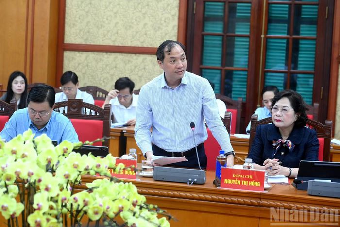 Đồng chí Hoàng Trung Dũng, Ủy viên Trung ương Đảng, Phó Trưởng ban Thường trực Ban Tổ chức Trung ương trình bày báo cáo tại cuộc làm việc.