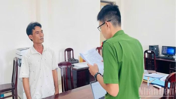 Cơ quan Cảnh sát điều tra tống đạt các quyết định tố tụng đối với bị can Khởi. (Ảnh: VĂN NGOAN)