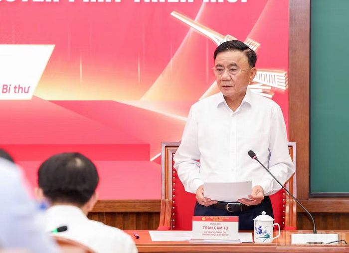 Đồng chí Trần Cẩm Tú đề nghị các đồng chí học viên tập trung ba giải pháp đột phá trong giai đoạn tới. (Ảnh: THẾ ĐẠI)