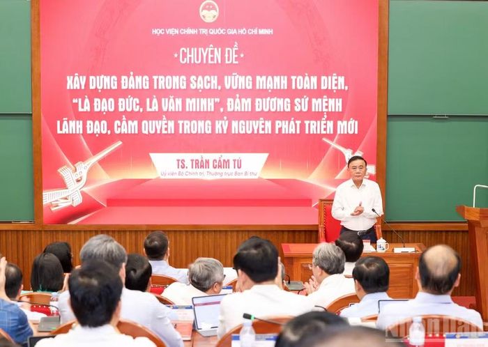 Thường trực Ban Bí thư Trần Cẩm Tú chúc các đồng chí học viên tiếp tục hoàn thành xuất sắc mọi nhiệm vụ được giao. (Ảnh: THẾ ĐẠI)