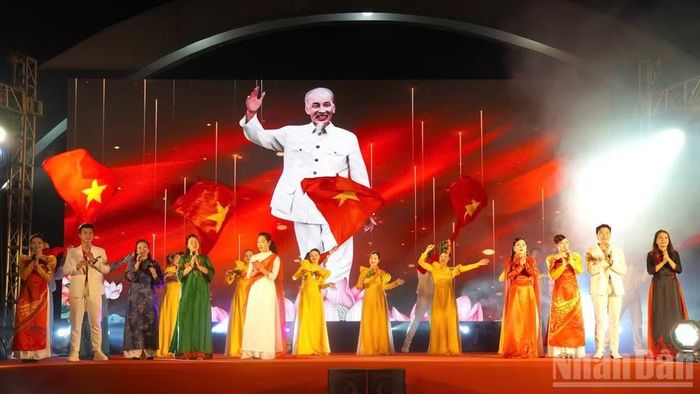 Chương trình “Từ mùa thu độc lập” nhận được sự quan tâm, cổ vũ của đông đảo công chúng. (Ảnh: NHÂN DÂN)