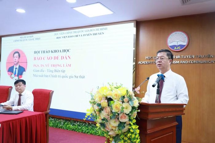 Phó Giáo sư, Tiến sĩ Vũ Trọng Lâm, Giám đốc-Tổng Biên tập Nhà xuất bản Chính trị quốc gia Sự thật phát biểu đề dẫn hội thảo. (Ảnh: BTC)