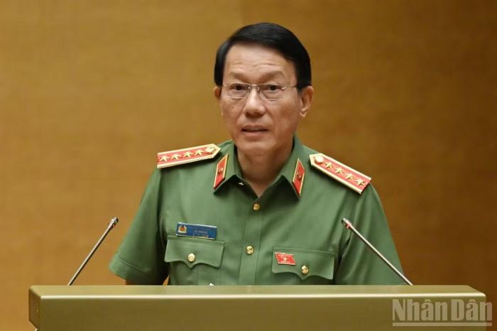 Đại tướng Lương Tam Quang, Bộ trưởng Công an trình bày tóm tắt Tờ trình dự án Bộ luật Hình sự (sửa đổi). (Ảnh: THỦY NGUYÊN)