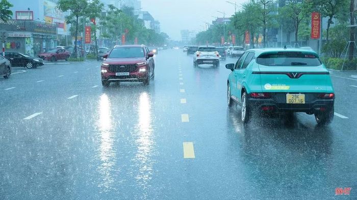 Mưa lớn tại các tuyến phố Hà Tĩnh. (Ảnh: Báo Hà Tĩnh)