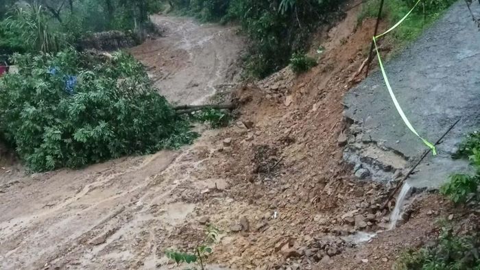 Mưa lớn gây sạt lở tuyến đường tại Nghệ An. (Ảnh: Báo, Phát thanh và Truyền hình Nghệ An)