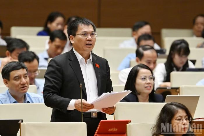 Đại biểu Dương Khắc Mai (Đoàn Lâm Đồng) phát biểu tại hội trường. (Ảnh: THỦY NGUYÊN)