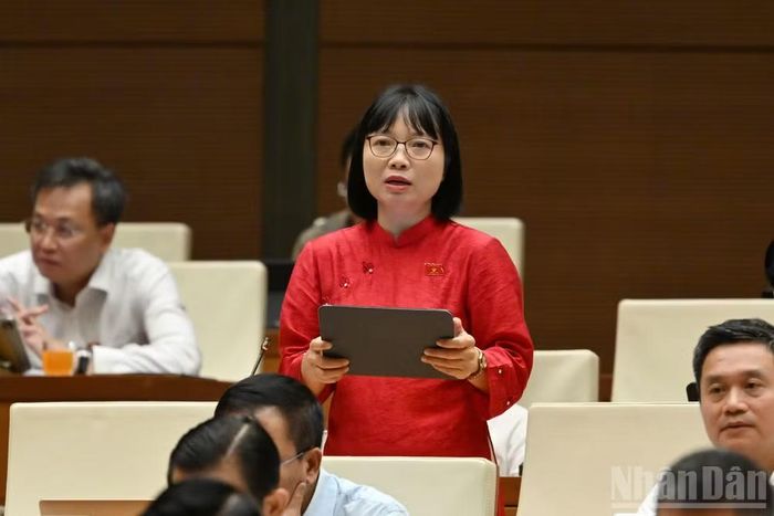 Đại biểu Nguyễn Thị Việt Nga, Phó trưởng Đoàn đại biểu Quốc hội chuyên trách thành phố Hải Phòng phát biểu tại hội trường. (Ảnh: THỦY NGUYÊN)