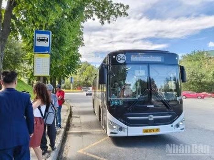 Trạm xe buýt “Công viên Hồ Chí Minh” là một trong những trạm nhộn nhịp ở thành phố Vladivostok. (Ảnh: THANH THỂ)